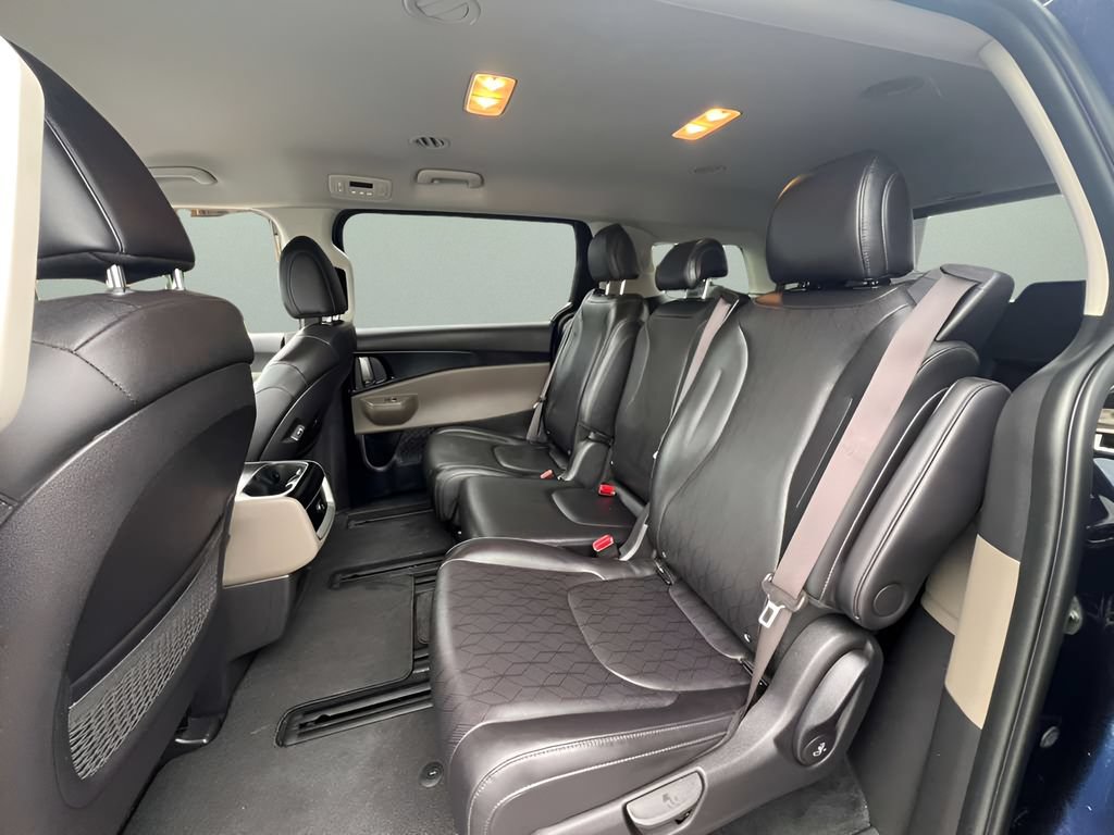 Used 2025 Kia Carnival FWD image 20