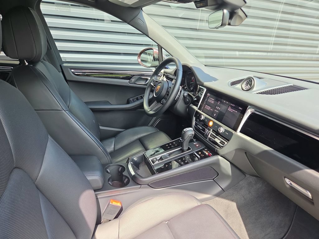Certified 2026 Porsche Macan AWD/4WD image 18