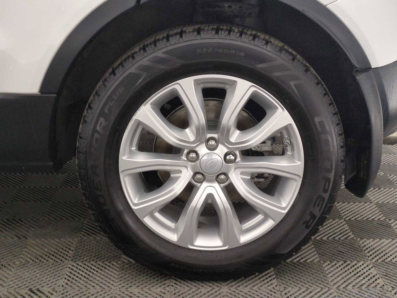 Used 2019 Land Rover Range Rover Evoque SE image 13