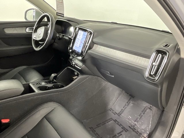 Used 2024 Volvo XC40 B5 Core image 10