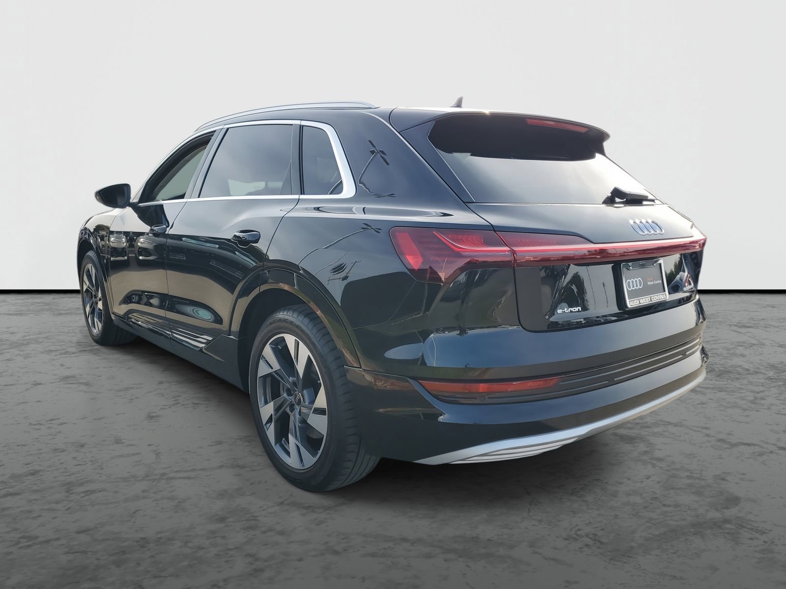 Used 2023 Audi e-tron Premium Plus w/ Premium Plus Package image 3