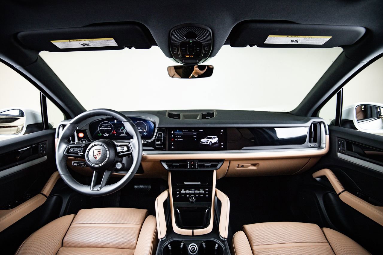 Certified 2025 Porsche Cayenne AWD/4WD image 25