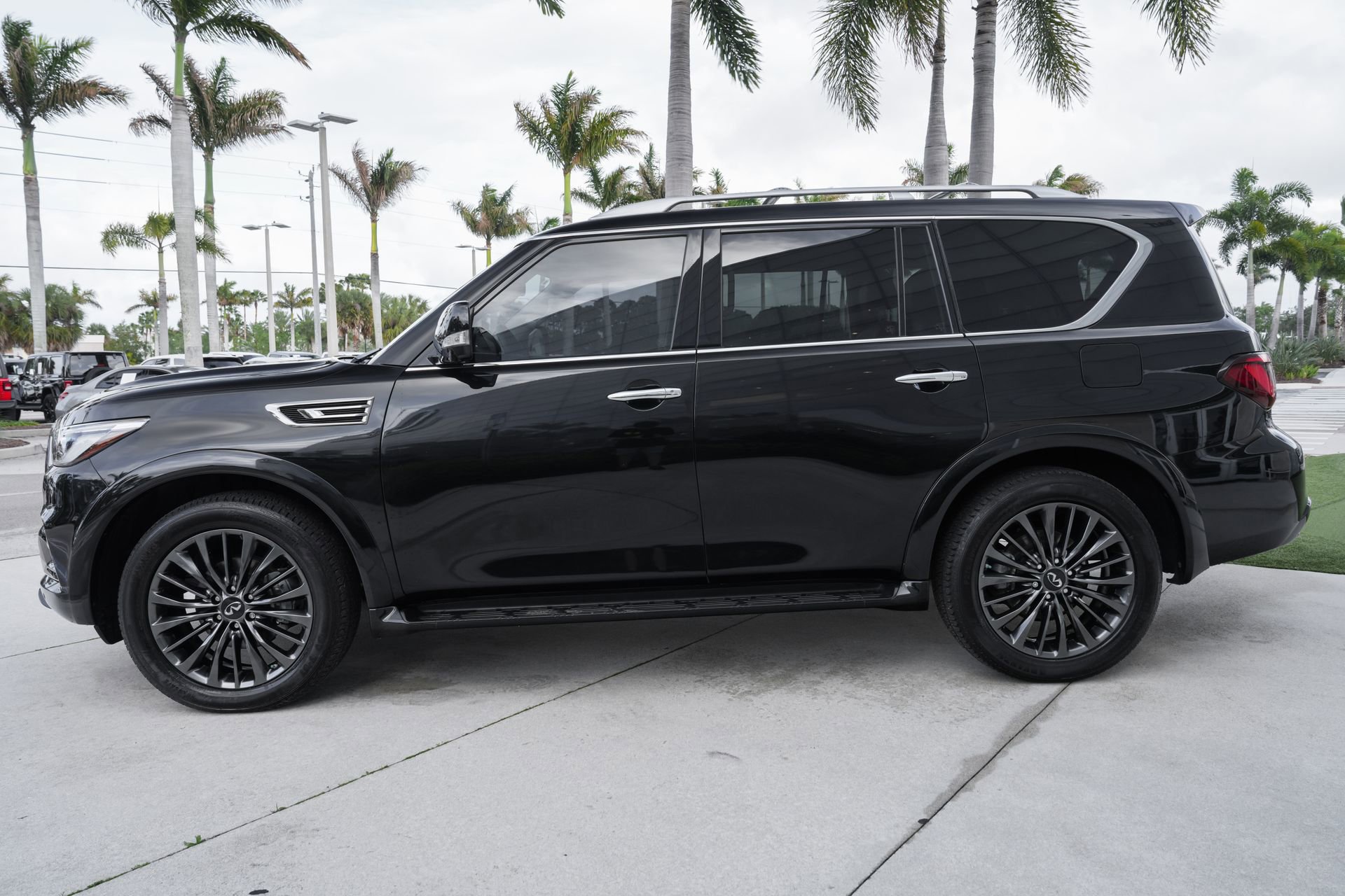 Certified 2024 INFINITI QX80 Premium Select w/ Cargo Package image 23