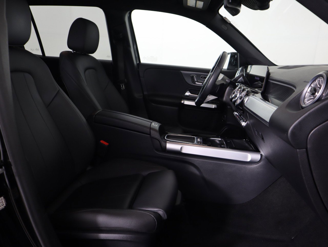Used 2025 Mercedes-Benz GLB 250 4MATIC image 10