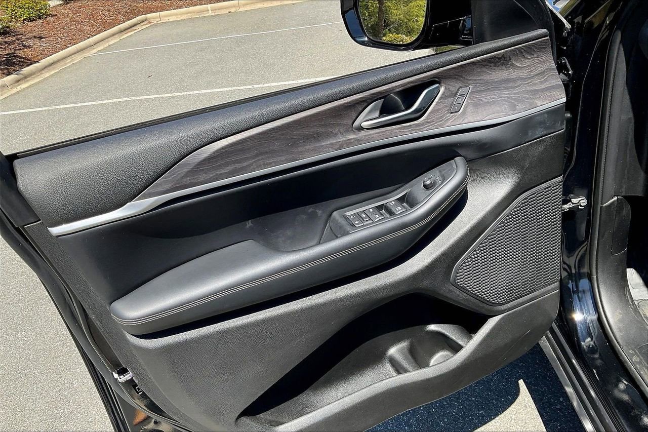 Used 2023 Jeep Grand Cherokee Limited w/ Black Appearance Package image 28