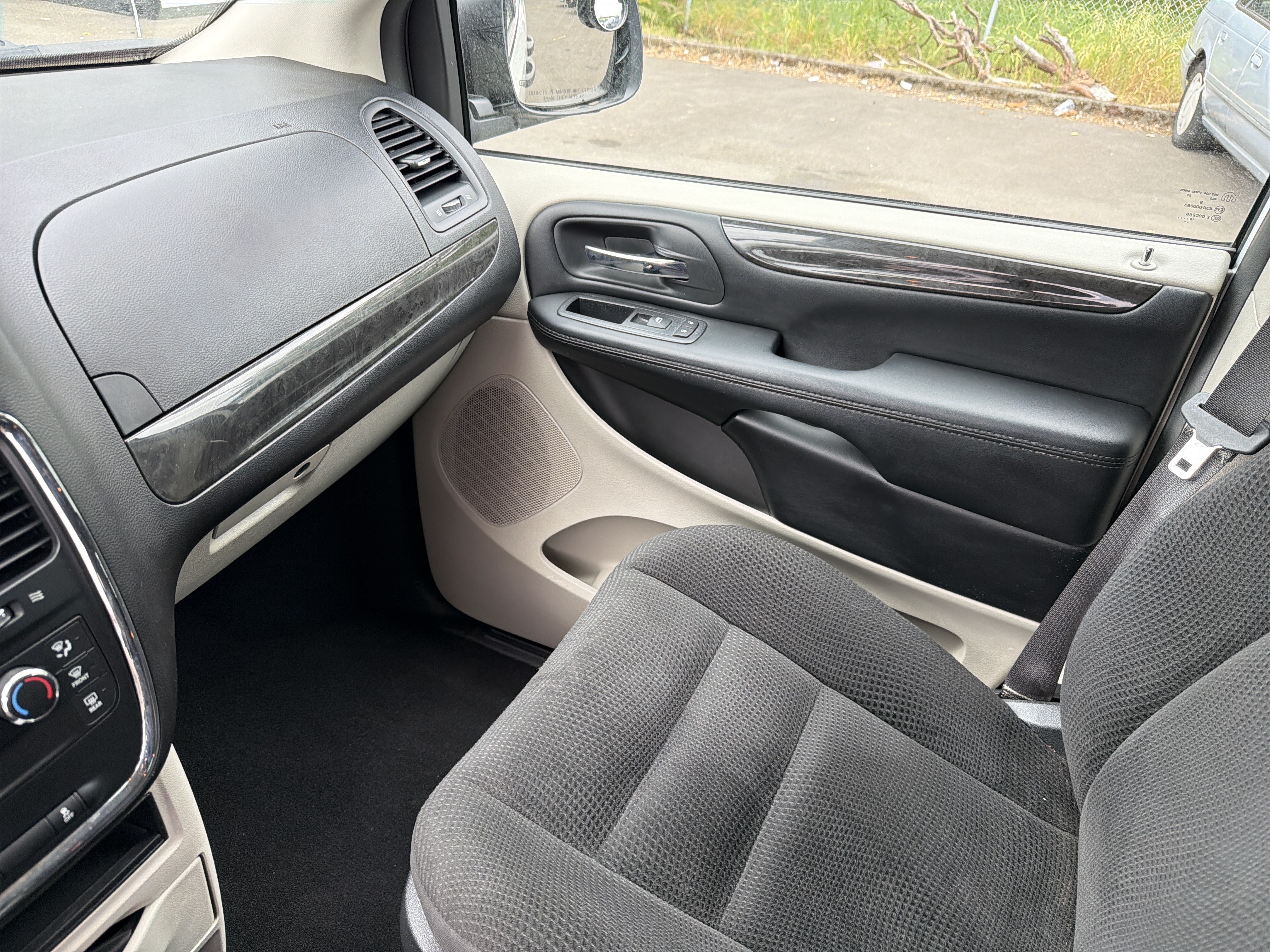 Used 2019 Dodge Grand Caravan w/ UConnect Hands-Free Group FWD image 25