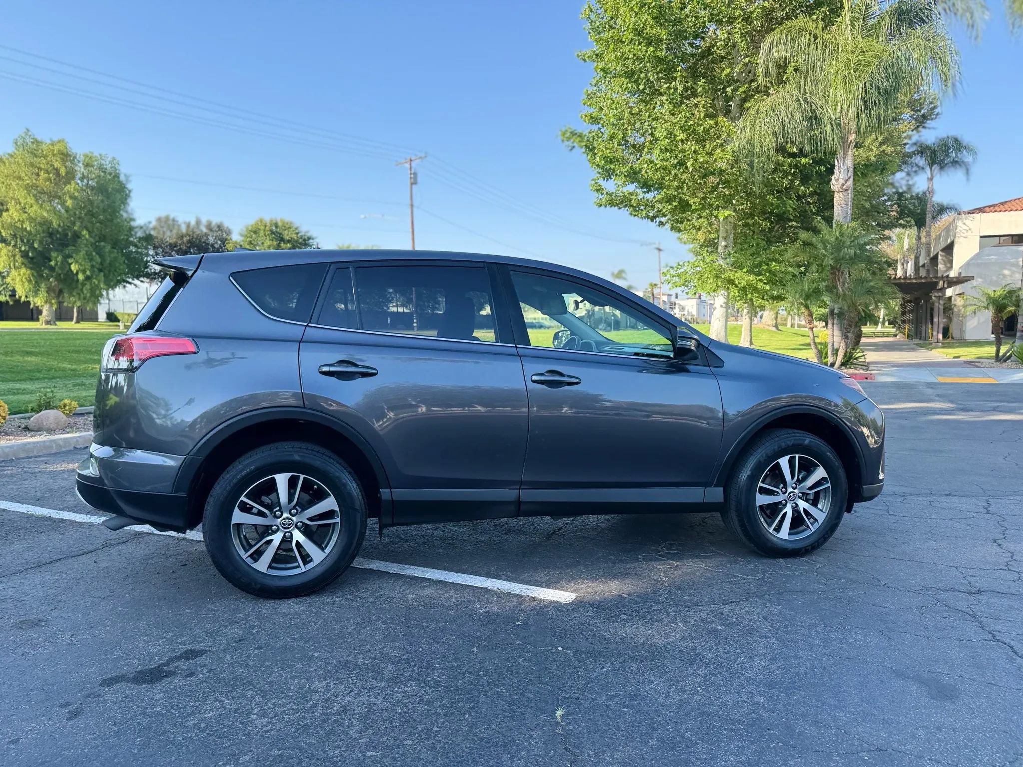 Used 2018 Toyota RAV4 XLE w/ Carpet Mat Package FWD image 27