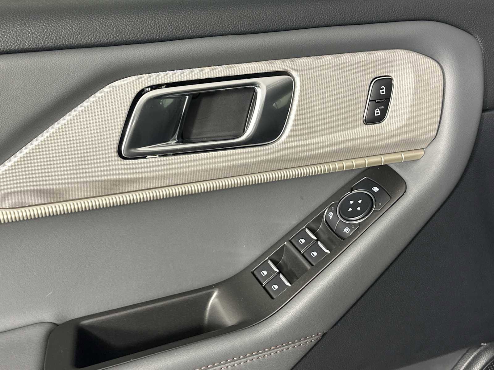 Used 2025 Ford Explorer Active w/ Active Comfort Package RWD image 11