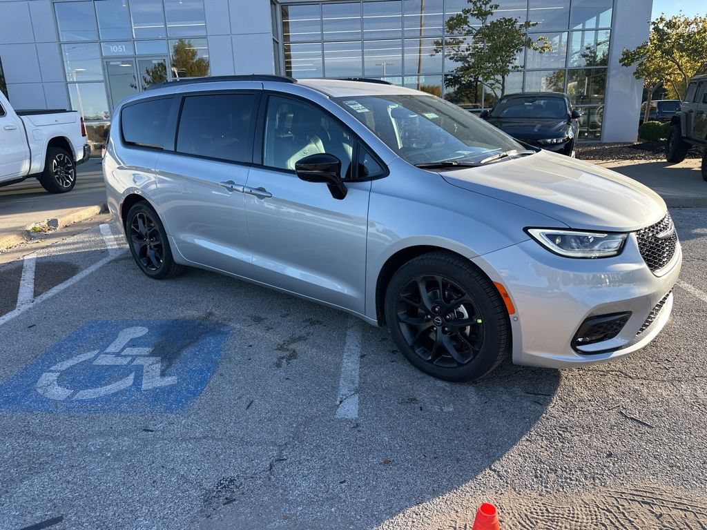 New 2026 Chrysler Pacifica Select FWD image 40