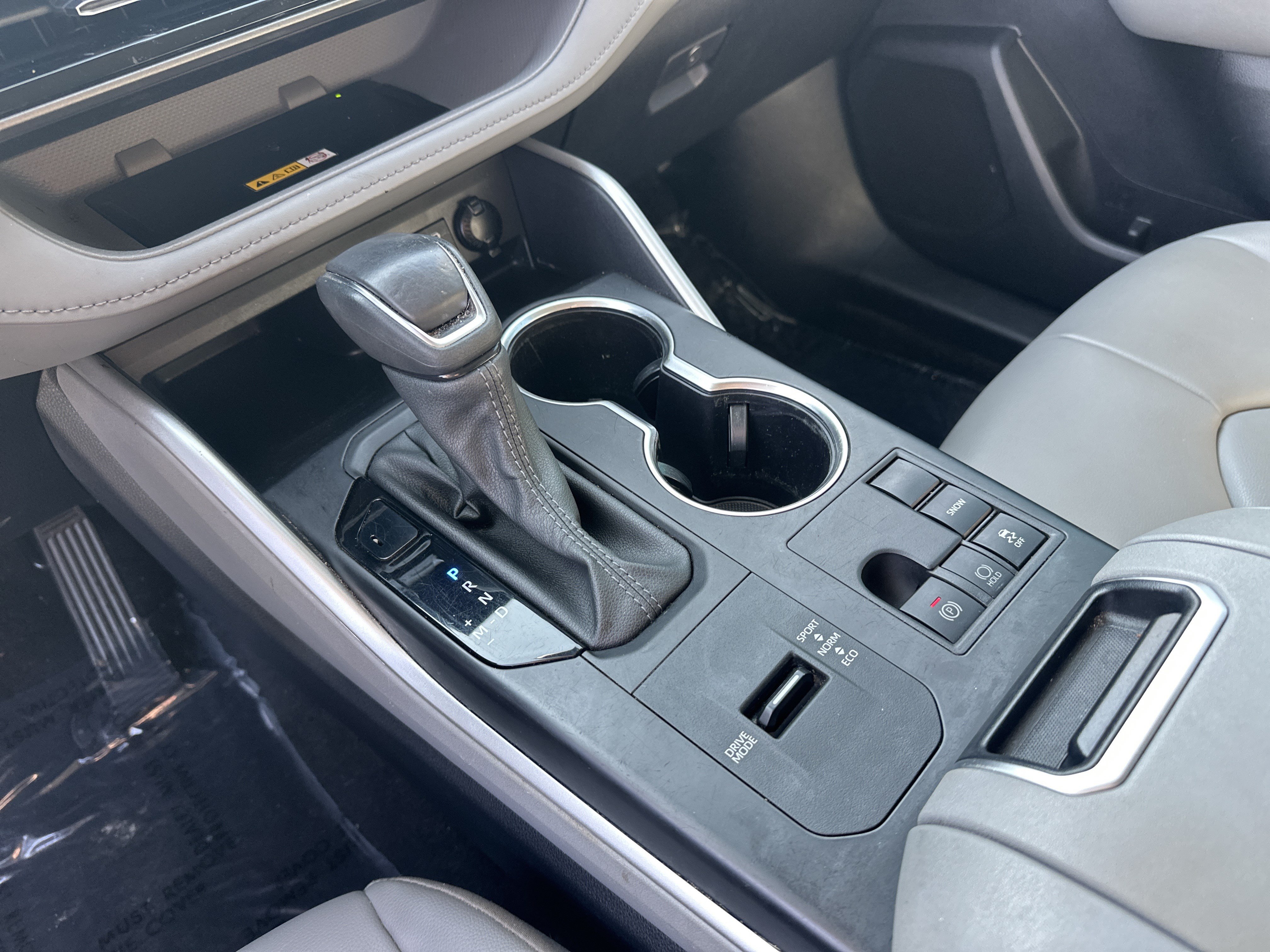 Used 2024 Toyota Highlander XLE FWD image 25