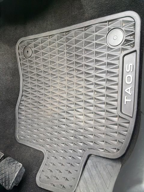 Certified 2025 Volkswagen Taos SE image 19