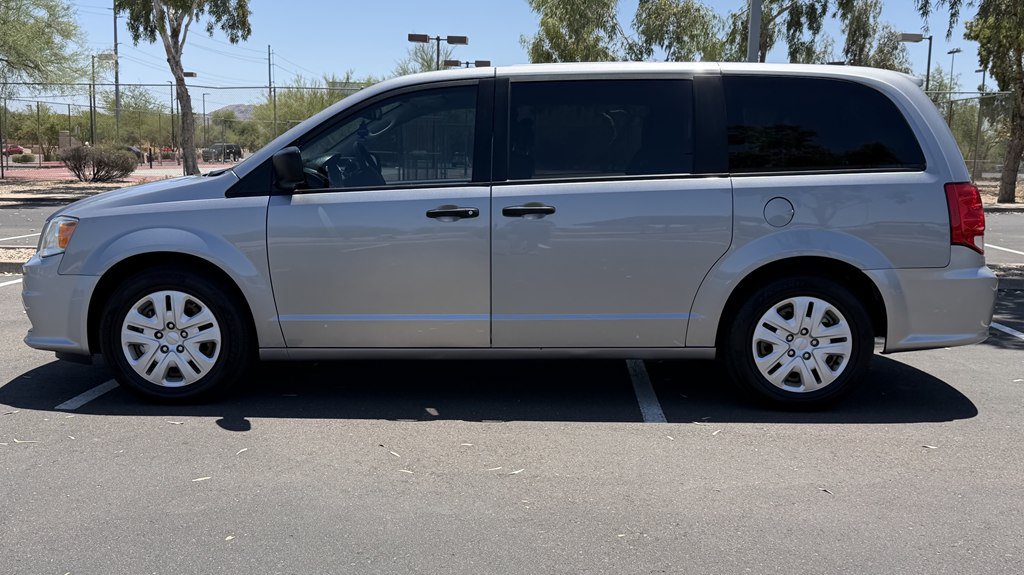 Used 2020 Dodge Grand Caravan SE w/ UConnect Hands-Free Group FWD image 2
