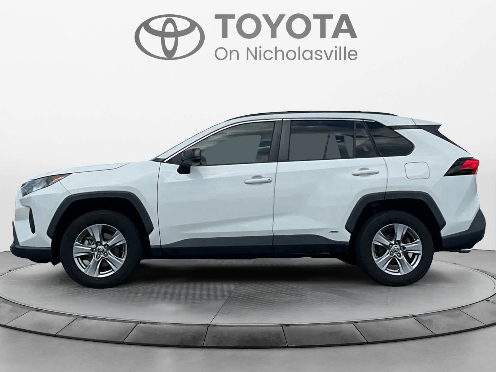Used 2022 Toyota RAV4 LE AWD/4WD image 2