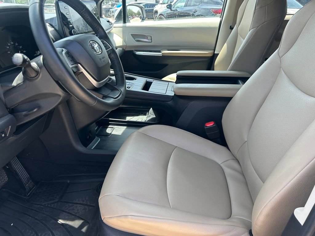 Used 2023 Toyota Sienna XLE FWD image 11