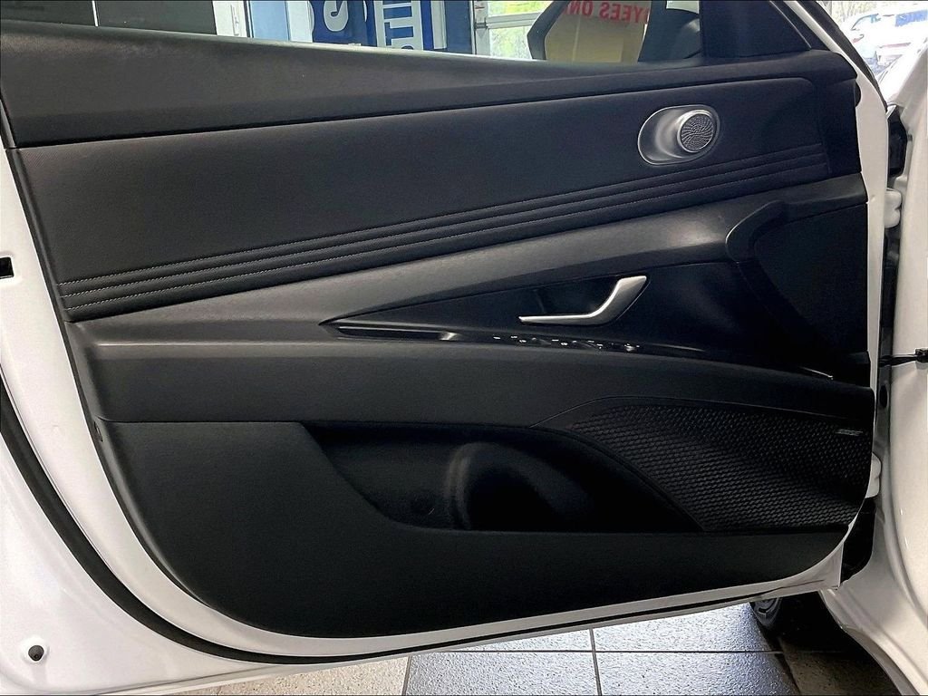 Used 2025 Hyundai Elantra Limited FWD image 9