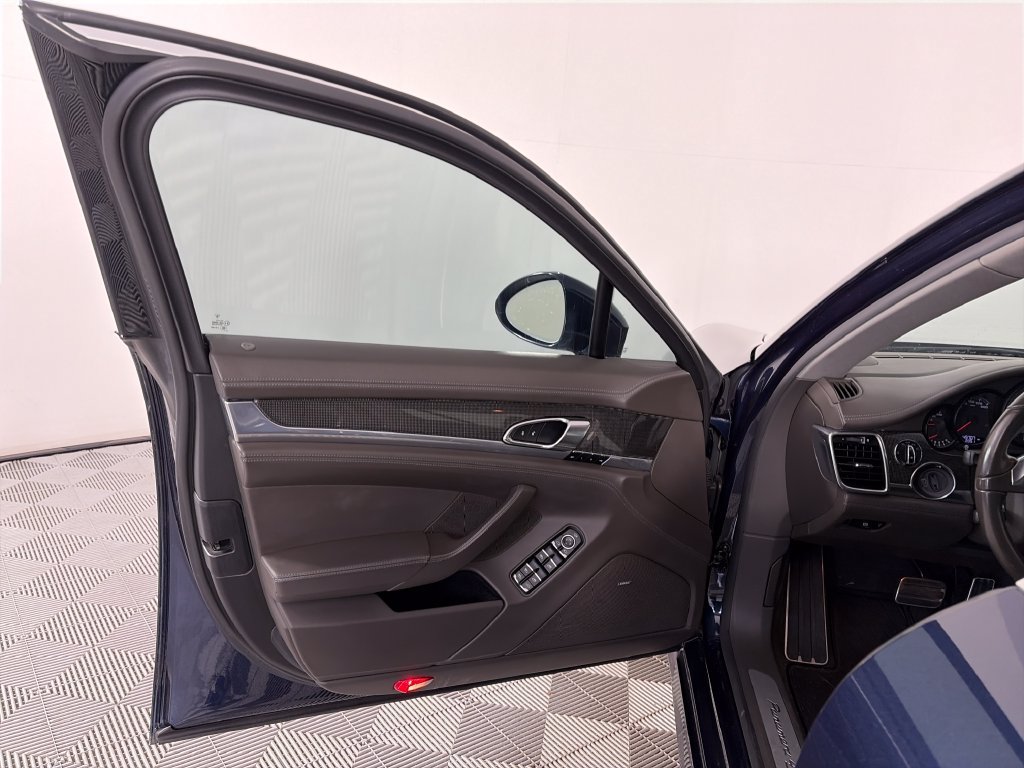 Used 2015 Porsche Panamera image 10