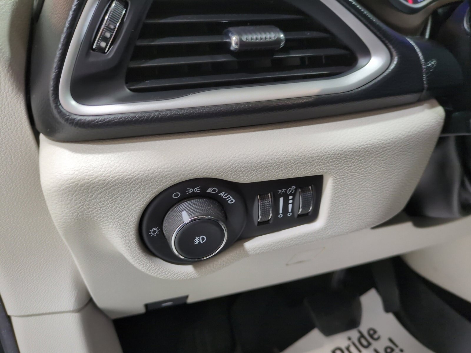 Used 2018 Chrysler Pacifica Touring-L FWD image 23