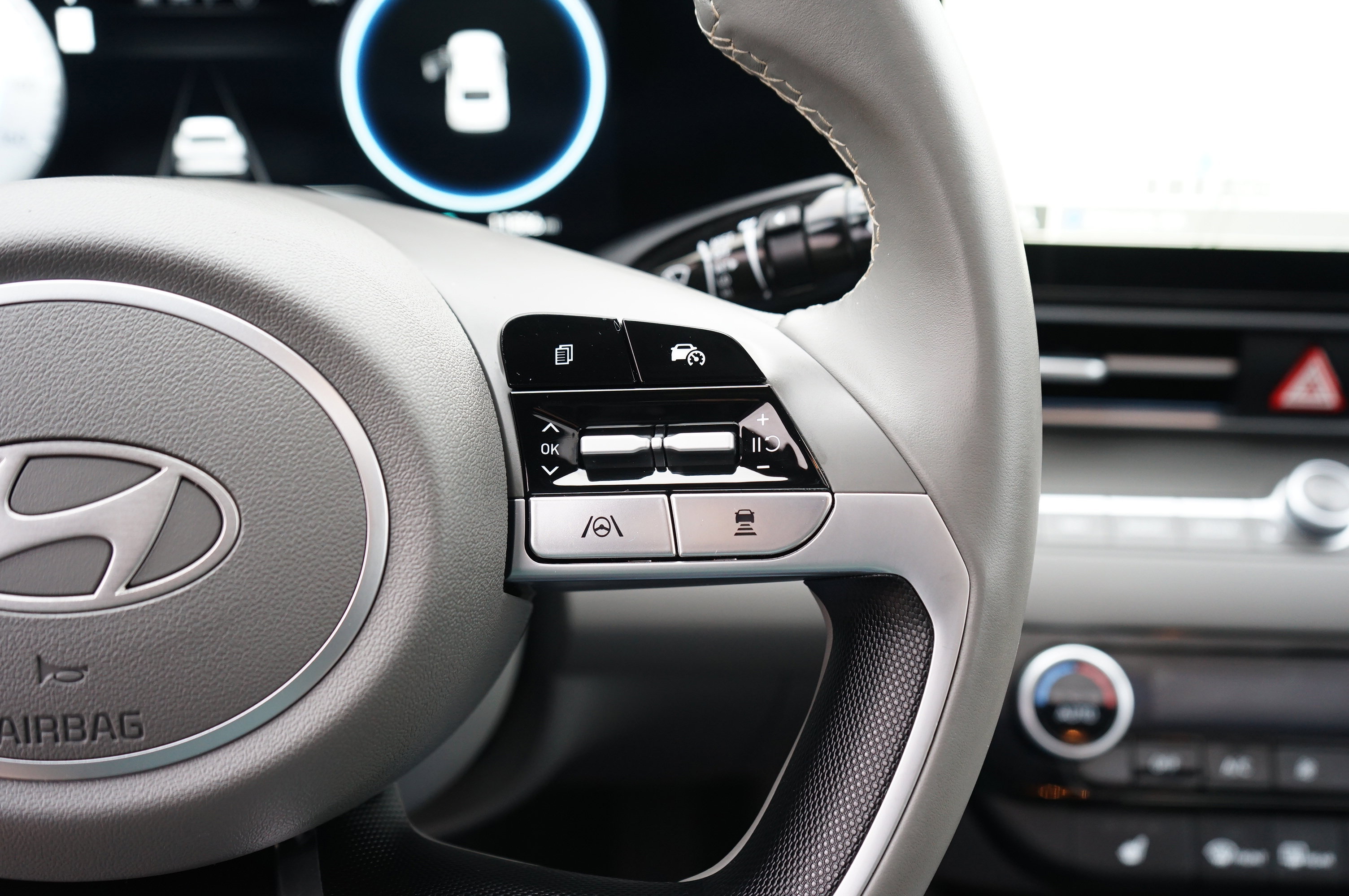 Used 2025 Hyundai Elantra SEL image 30