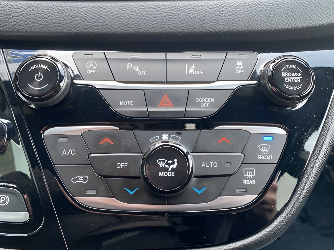 Used 2025 Chrysler Pacifica Select image 49