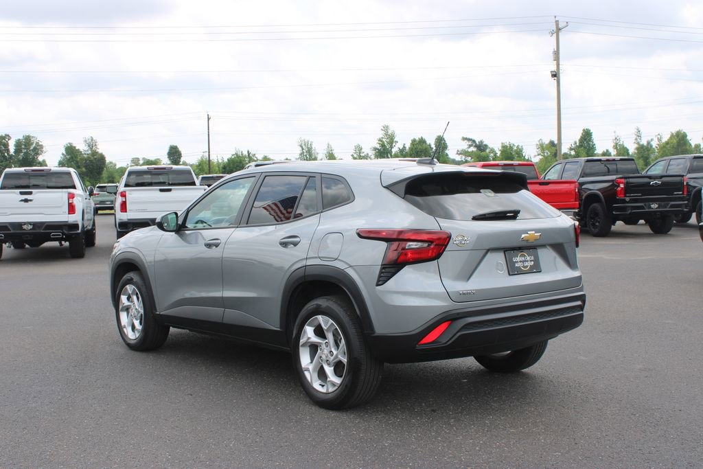 Used 2024 Chevrolet Trax LS w/ LS Convenience Package FWD image 7