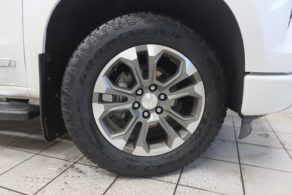 Used 2024 Chevrolet Silverado 1500 High Country w/ Technology Package AWD/4WD image 7