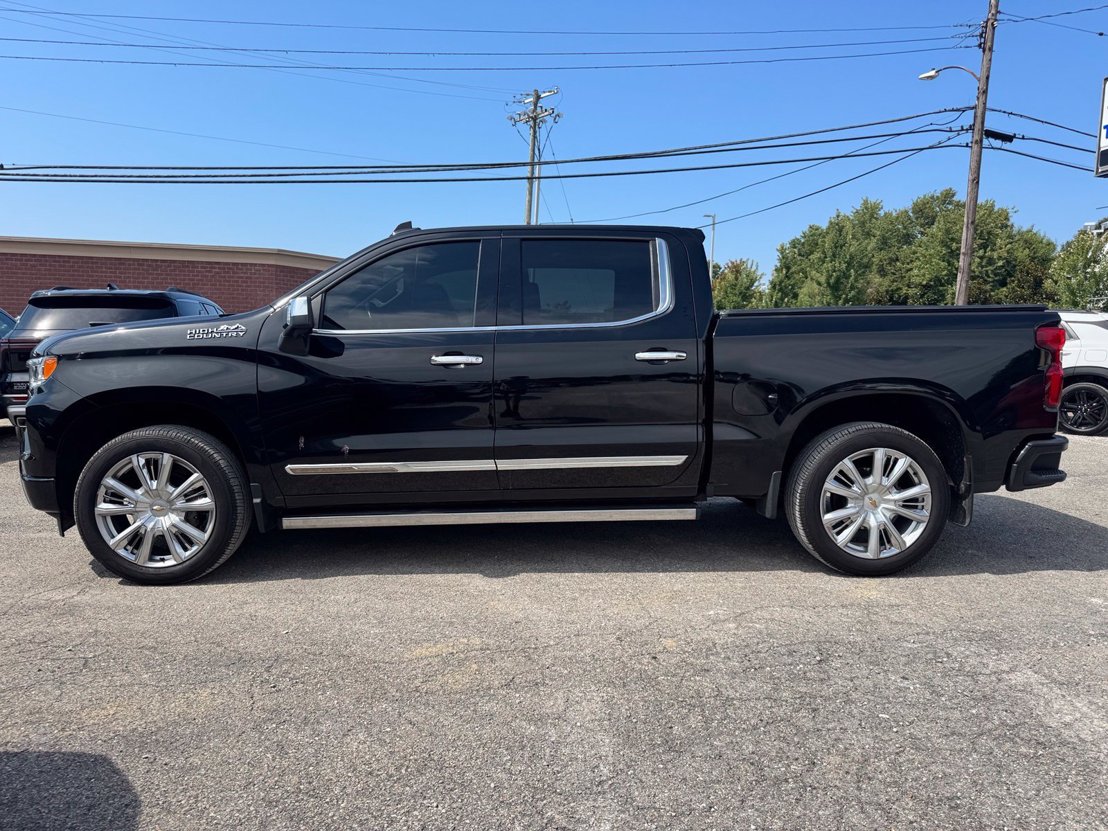 Used 2022 Chevrolet Silverado 1500 High Country w/ High Country Premium Package AWD/4WD image 3