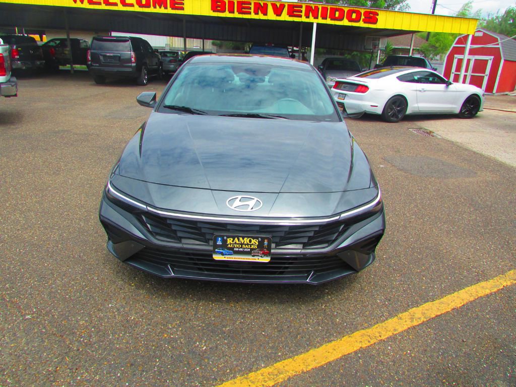 Used 2024 Hyundai Elantra SEL w/ Convenience Package image 2