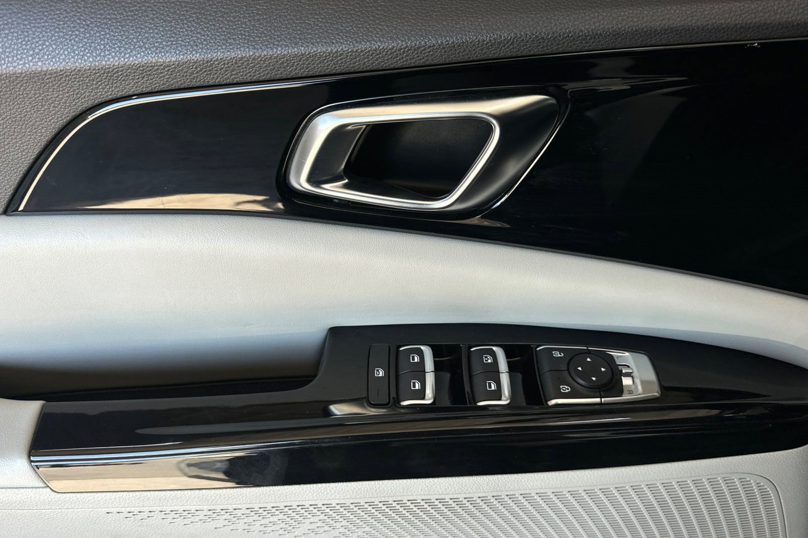 Used 2023 Kia Carnival EX image 11