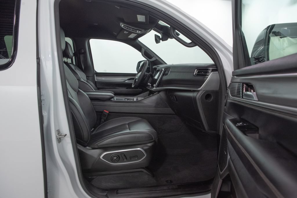Used 2025 Jeep Wagoneer Series II RWD image 18