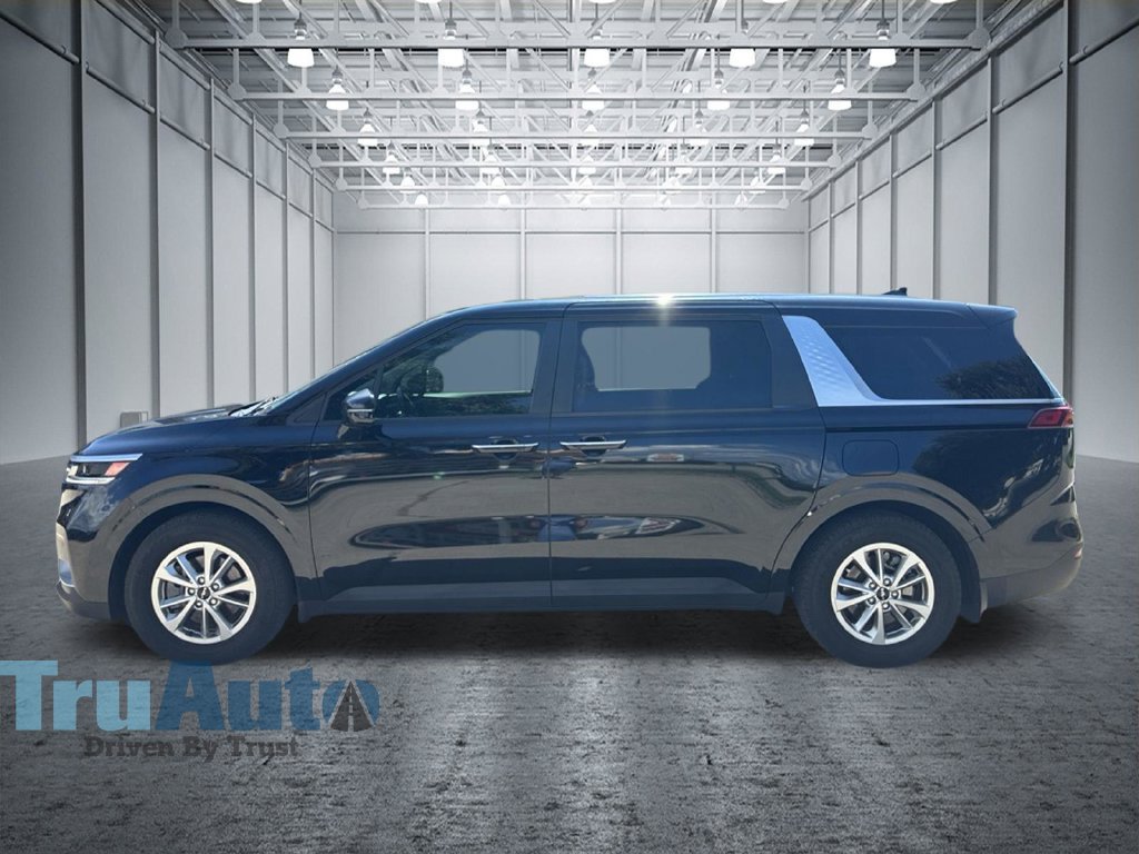 Used 2023 Kia Carnival LX FWD image 4