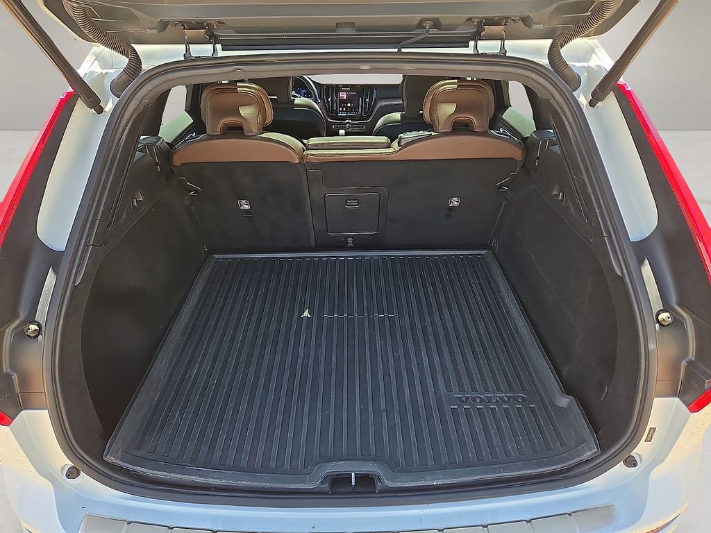 Used 2023 Volvo XC60 B5 Plus AWD/4WD image 12