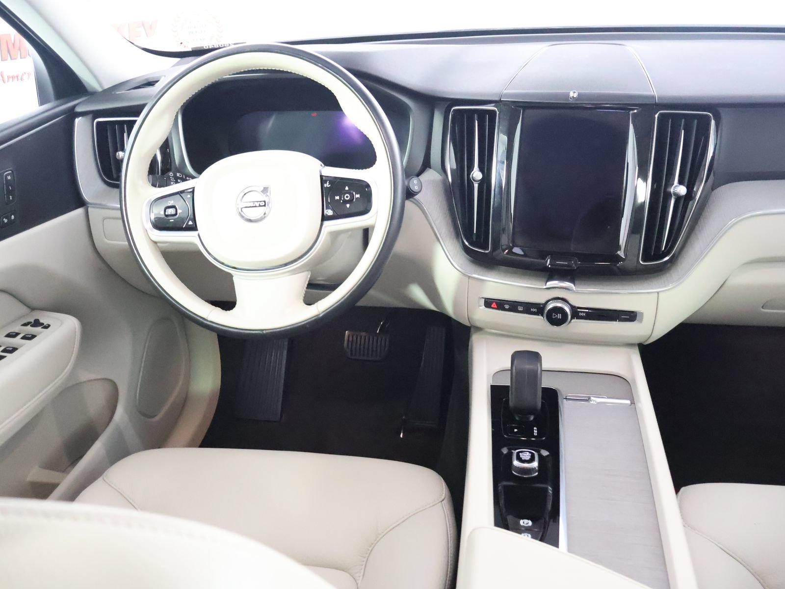 Used 2023 Volvo XC60 B5 Plus AWD/4WD image 30