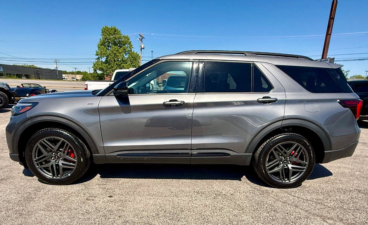 Used 2025 Ford Explorer ST-Line w/ ST-Line Street Pack AWD/4WD image 6