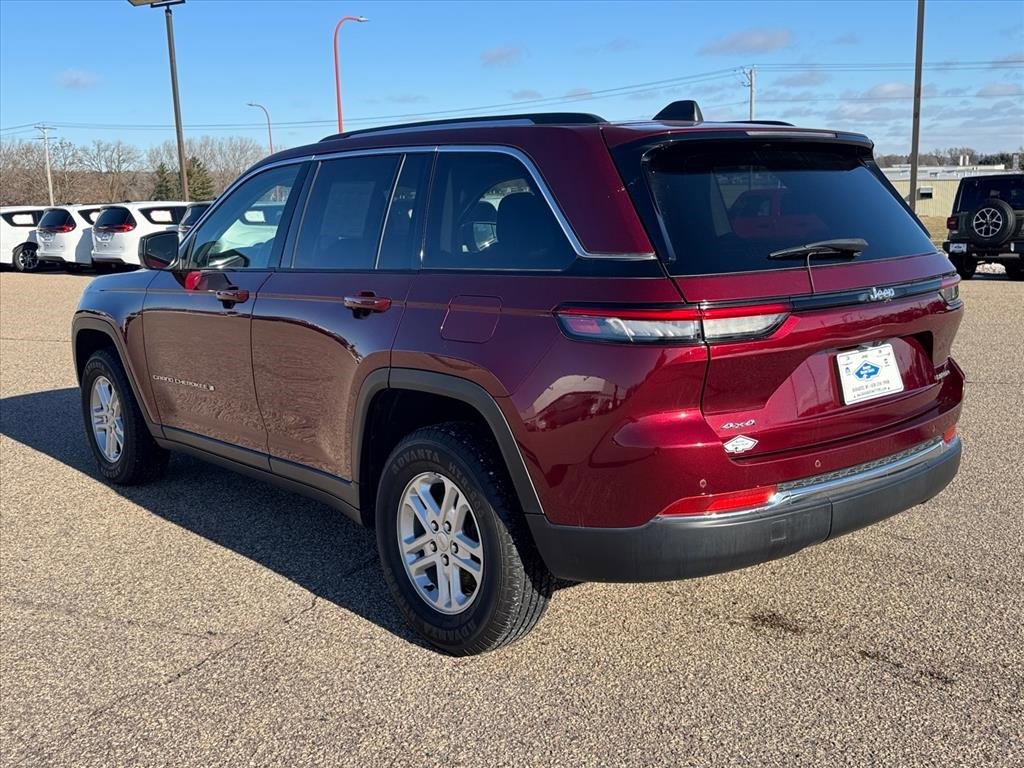 Used 2024 Jeep Grand Cherokee Laredo image 4