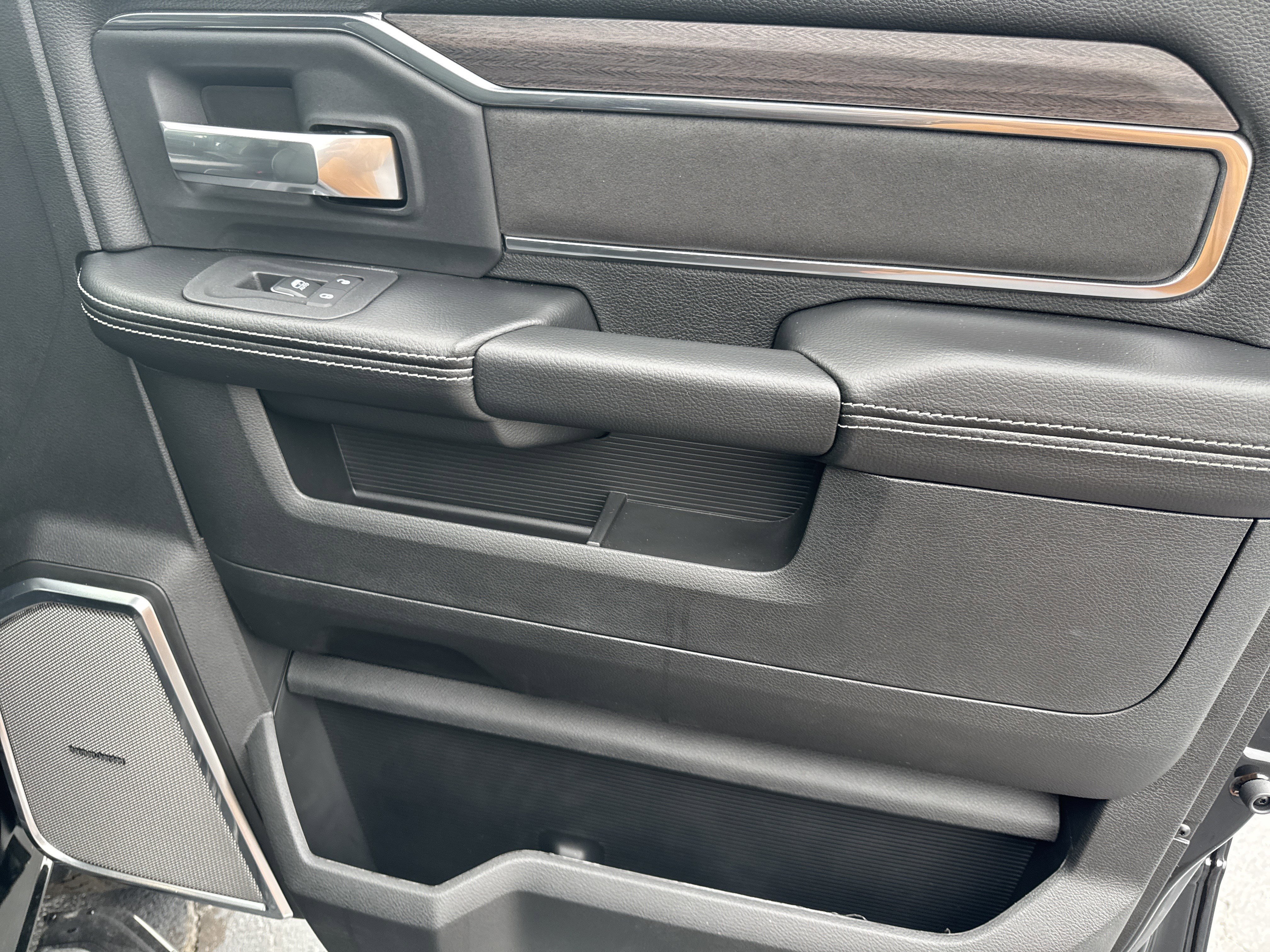 New 2026 RAM 2500 Laramie AWD/4WD image 14