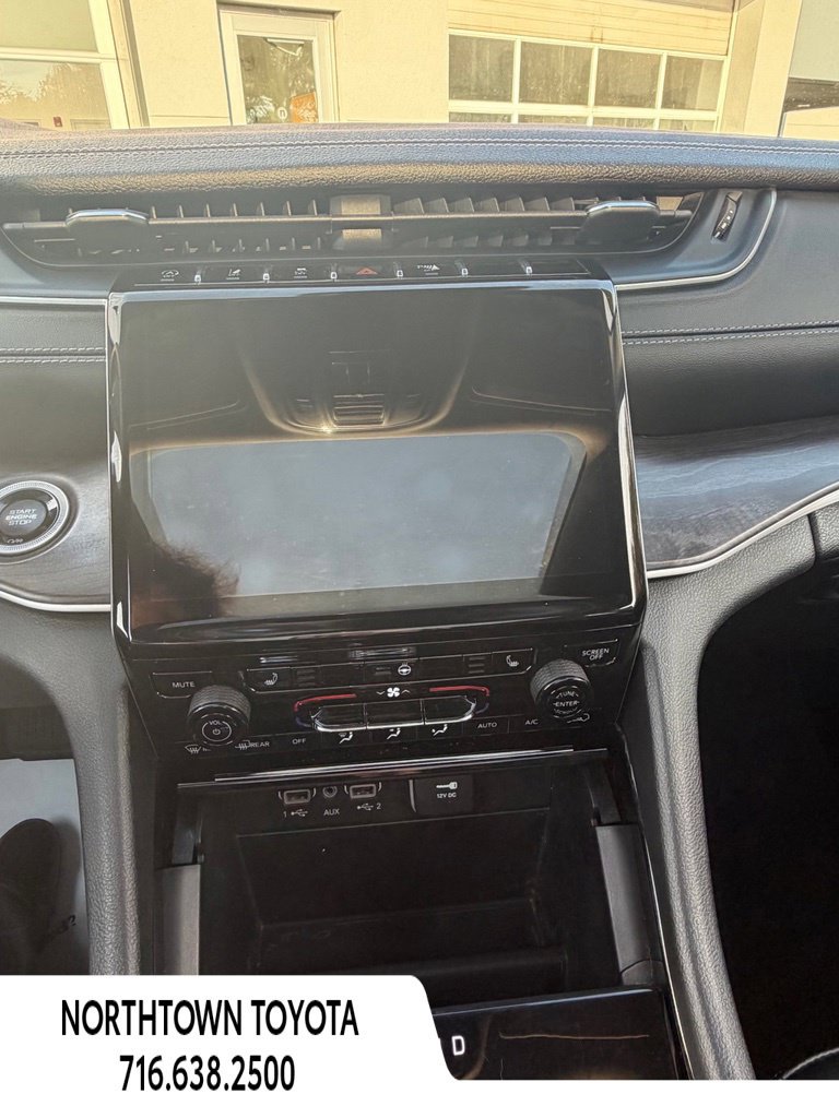 Used 2023 Jeep Grand Cherokee L Limited AWD/4WD image 10