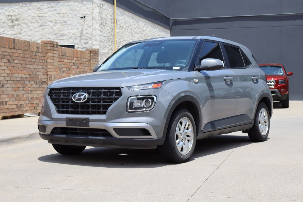 Used 2023 Hyundai Venue SE w/ Cargo Package FWD image 2