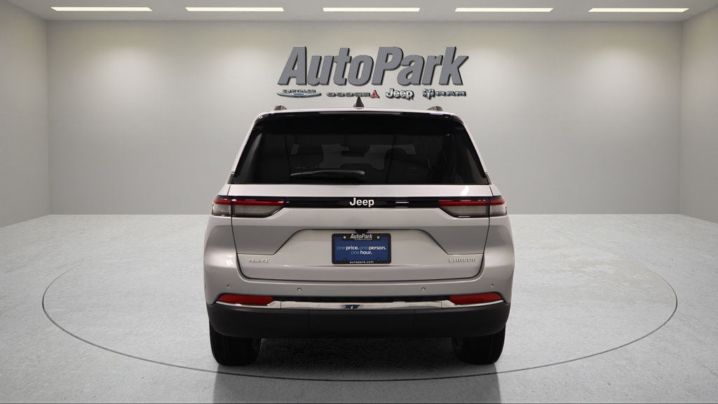 New 2026 Jeep Grand Cherokee Laredo w/ Trailer Tow Package AWD/4WD image 9