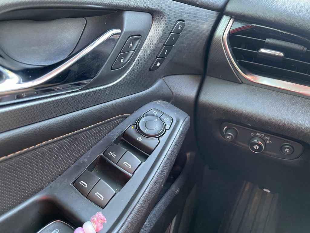 Used 2018 Chevrolet Traverse Premier w/ Redline Edition AWD/4WD image 12