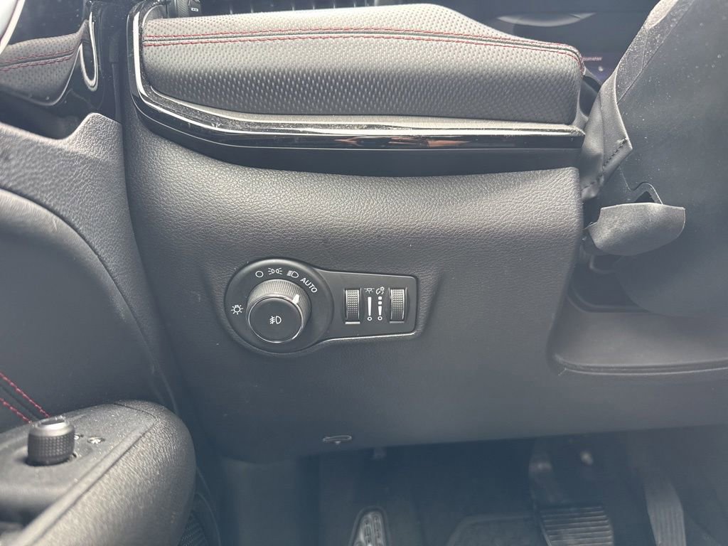 Used 2025 Jeep Compass Trailhawk AWD/4WD image 39