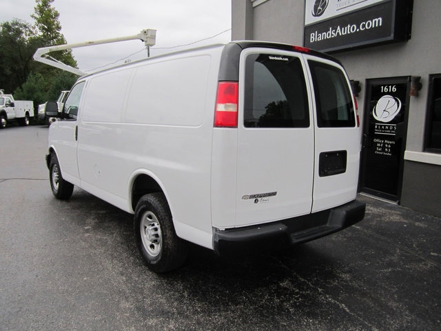 Used 2018 Chevrolet Express 2500 RWD image 3
