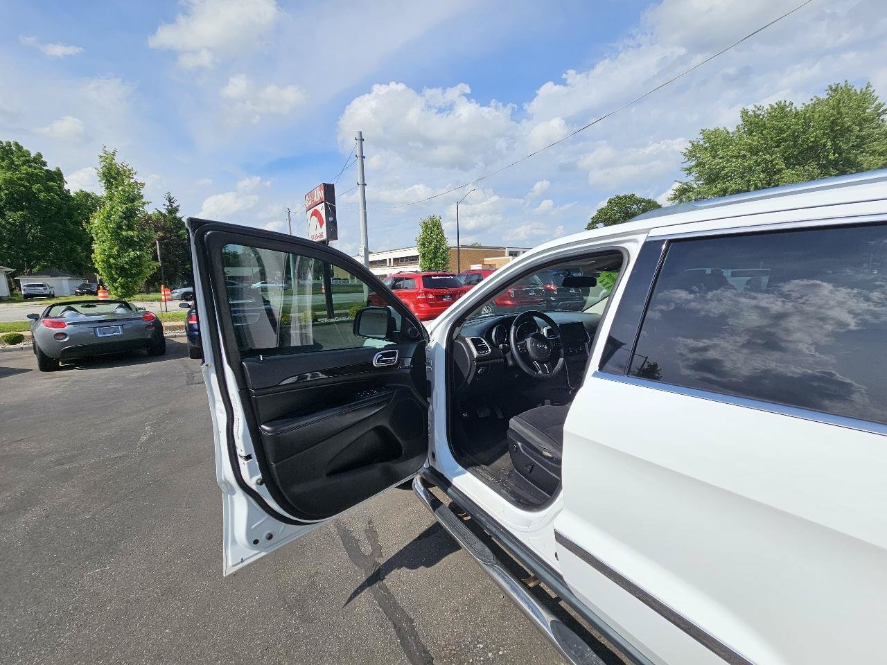 Used 2013 Jeep Grand Cherokee Laredo w/ Laredo E Group AWD/4WD image 18