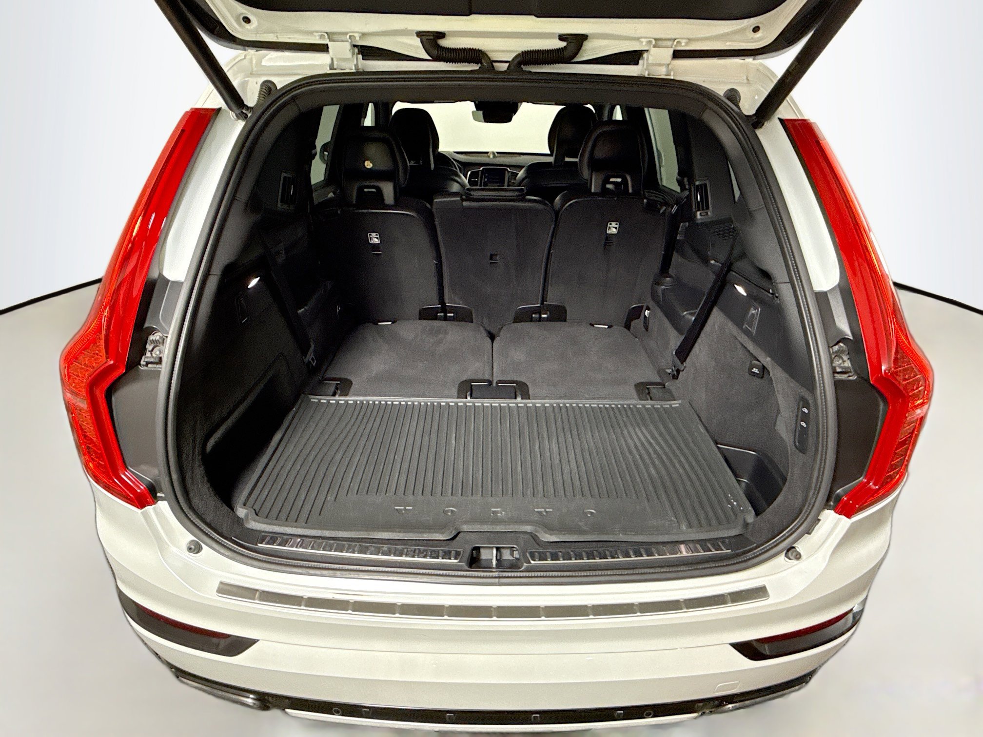 Used 2017 Volvo XC90 T8 R-Design w/ Vision Package image 27