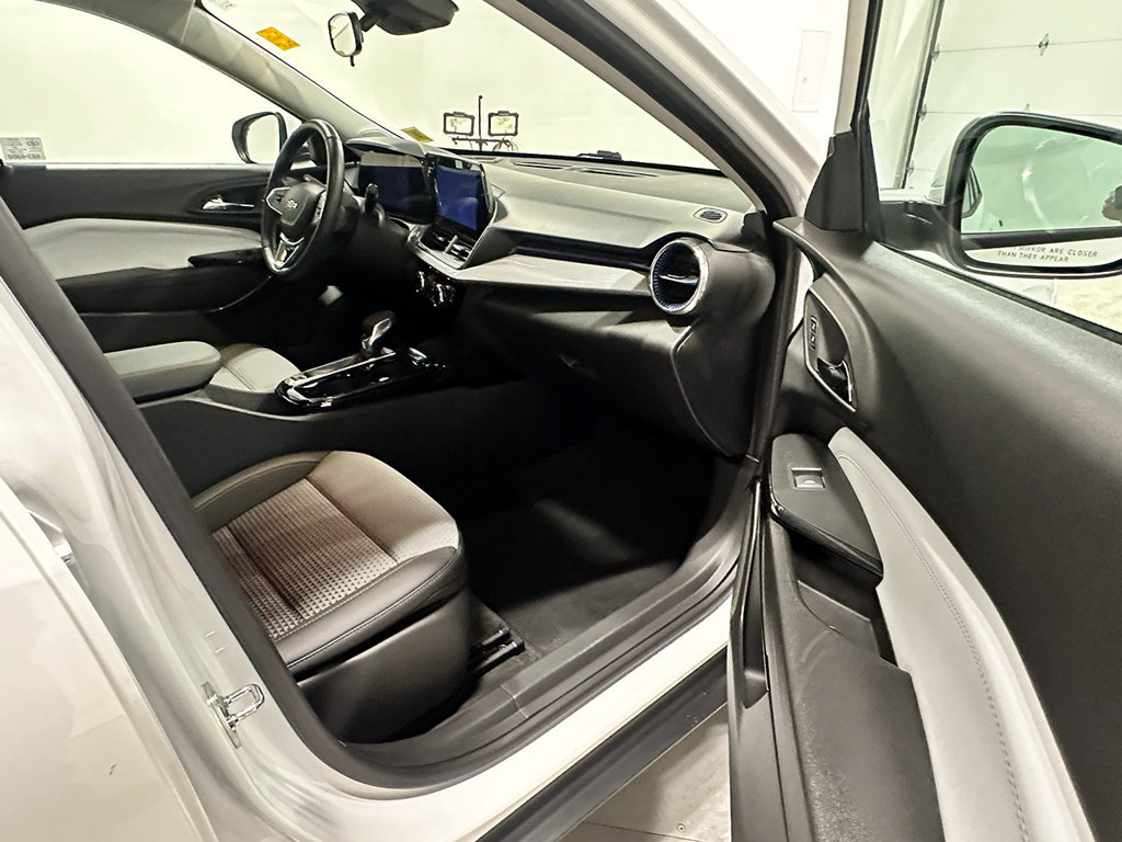 Used 2024 Chevrolet Trax LT w/ Sunroof Package FWD image 22
