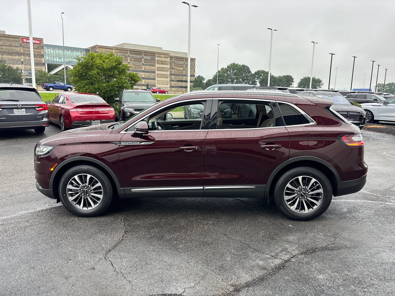 Used 2022 Lincoln Nautilus Reserve AWD/4WD image 4
