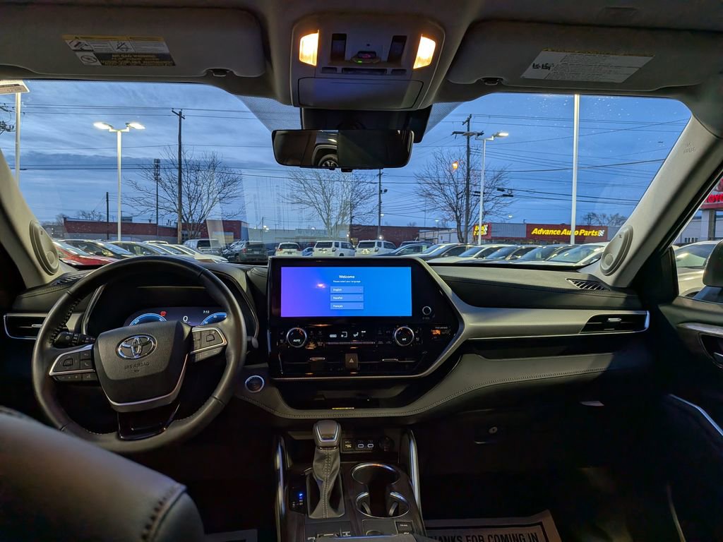 Used 2024 Toyota Highlander Platinum image 13