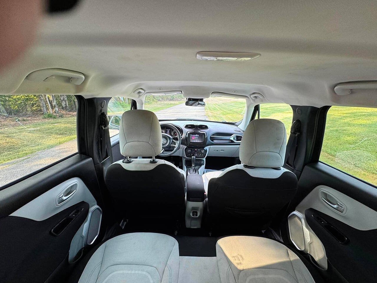 Used 2018 Jeep Renegade Latitude FWD image 12