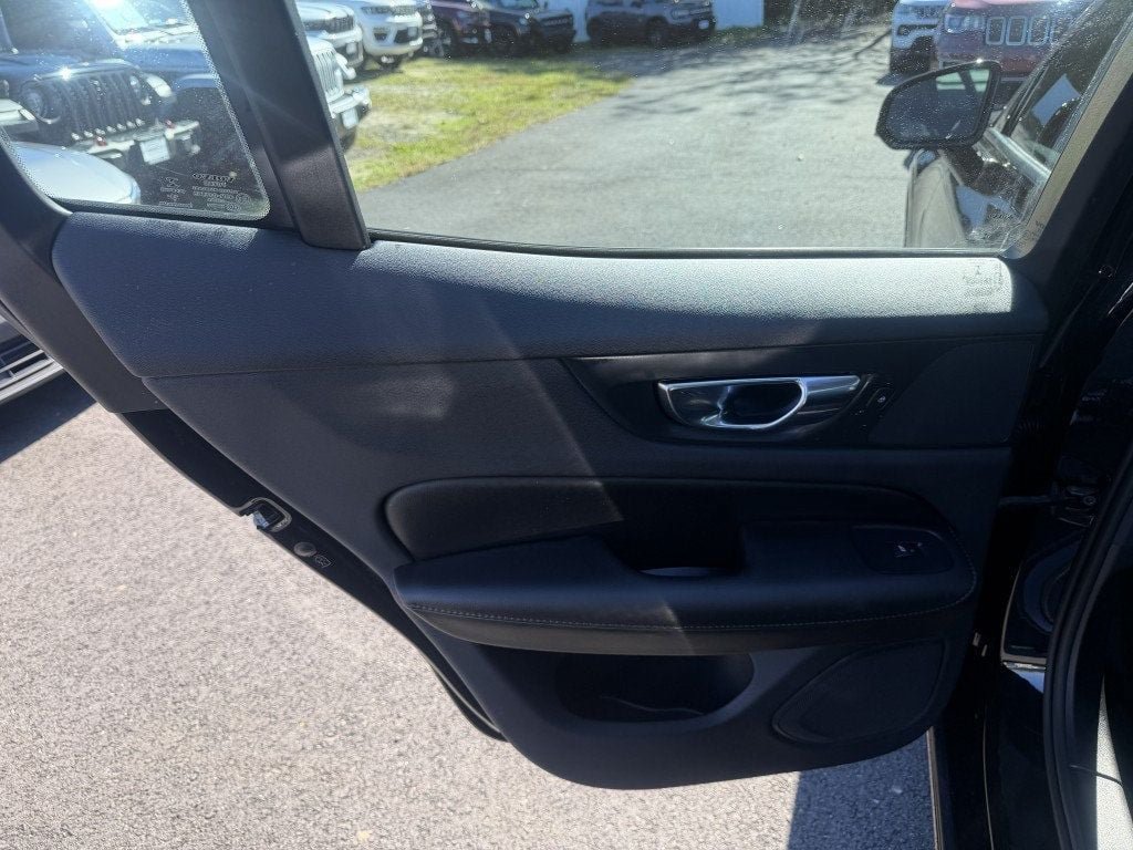 Used 2020 Volvo S60 T6 Momentum AWD/4WD image 23