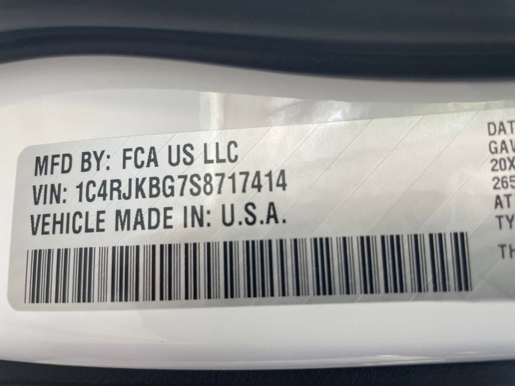 Used 2025 Jeep Grand Cherokee L Limited w/ Black Appearance Package image 17