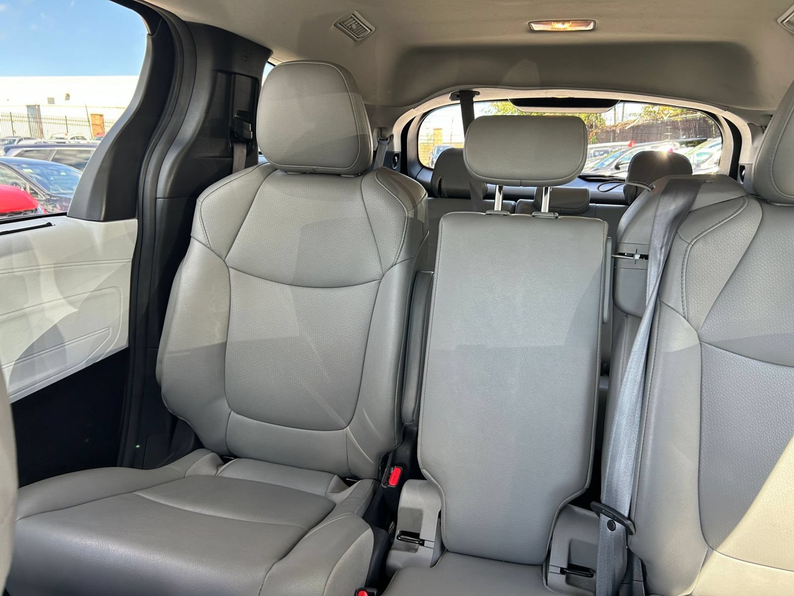 Used 2025 Toyota Sienna XLE FWD image 37